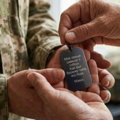 Чорний персоналізований жетон.